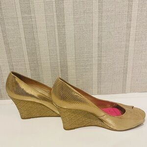 Lilly Pulitzer gold wedge sandal gold size 9 Resort Chic Wedge